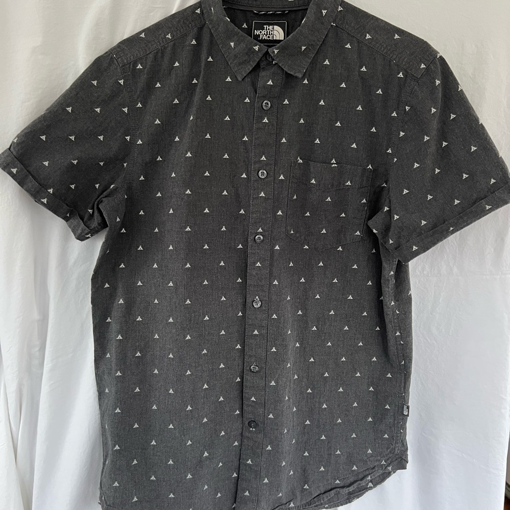 The North Face Dark Gray Short Sleeve Shirt w white, Men’s Medium, 100%cotton
